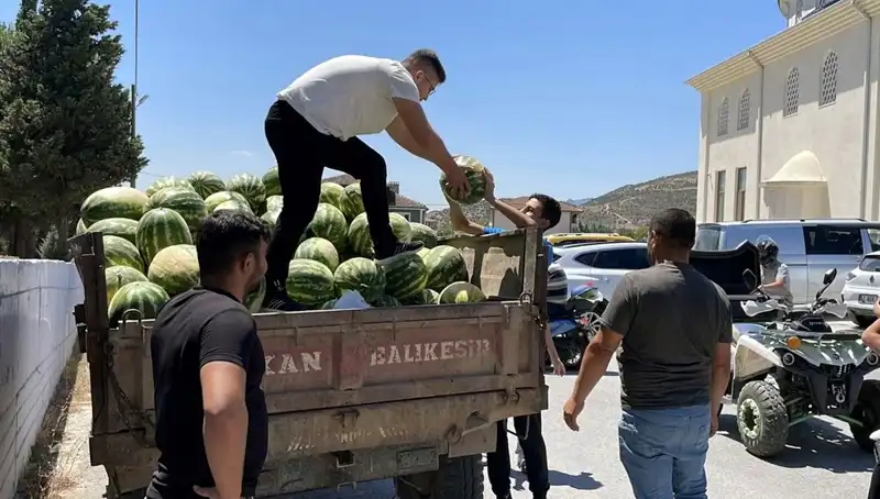 Karpuz Dağıtımında Rekor Kıran Genç, 10 Bin Kilo Meyveyle Göz Doldurdu!