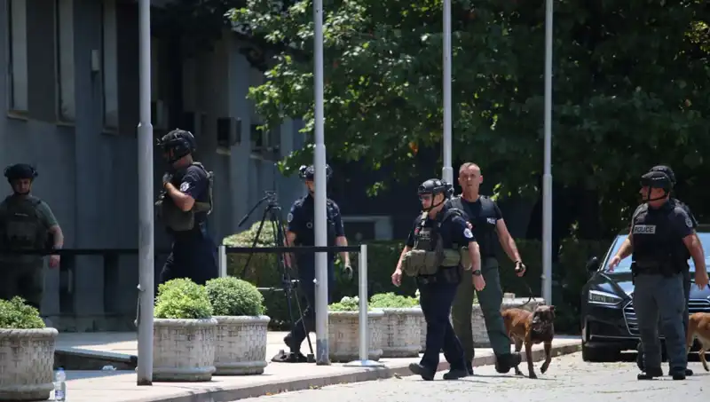 Kosova Meclisi’ne Yapılan Bomba İhbarı: Gergin Bekleyiş Devam Ediyor