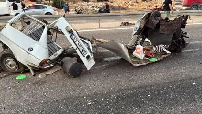 Bariyere Çarpan Araç Hurda Yığınına Döndü: Feci Kazada Bir Ölüm, Bir Yaralı