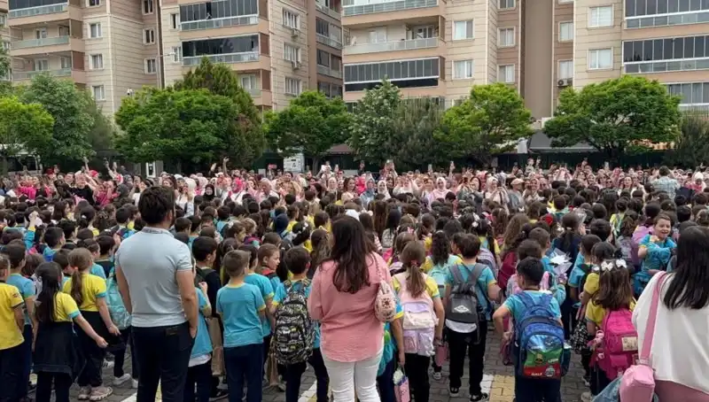 Öğrencilerden Annelerine Duygu Dolu Sürpriz: Gözyaşlarıyla Kutlanan Anneler Günü