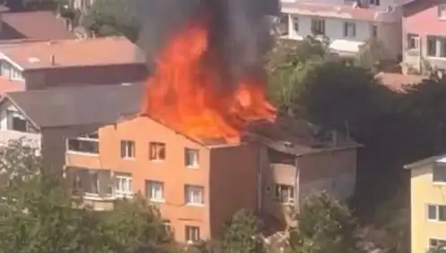 İstanbul'da Yangın Paniği: Dört Kişi Mahsur Kaldı, Olay Anında Neler Oldu?