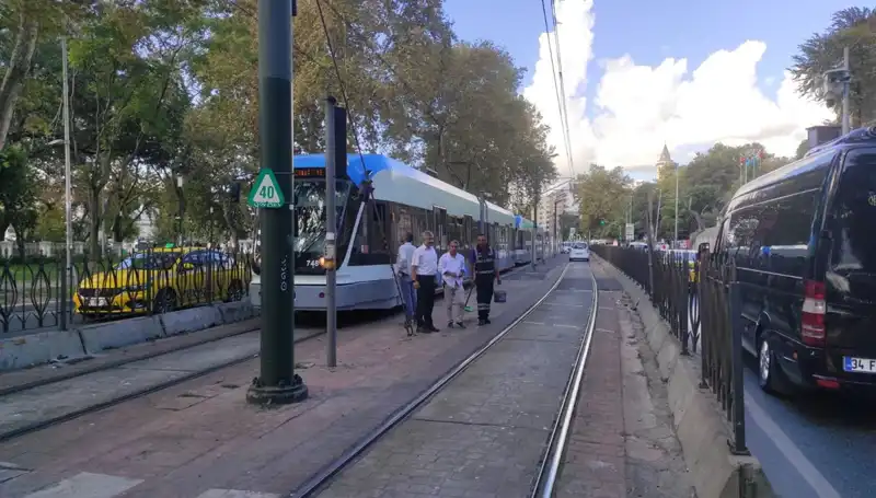 Beyoğlu'nda Tramvay Kazası: Yayaya Çarpan Tramvay Yangın Çıkardı!