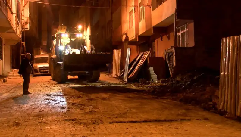 Bağcılar'da Yana Eğilen Bina Neden Boşaltıldı? Tehlike Sinyalleri Neler?