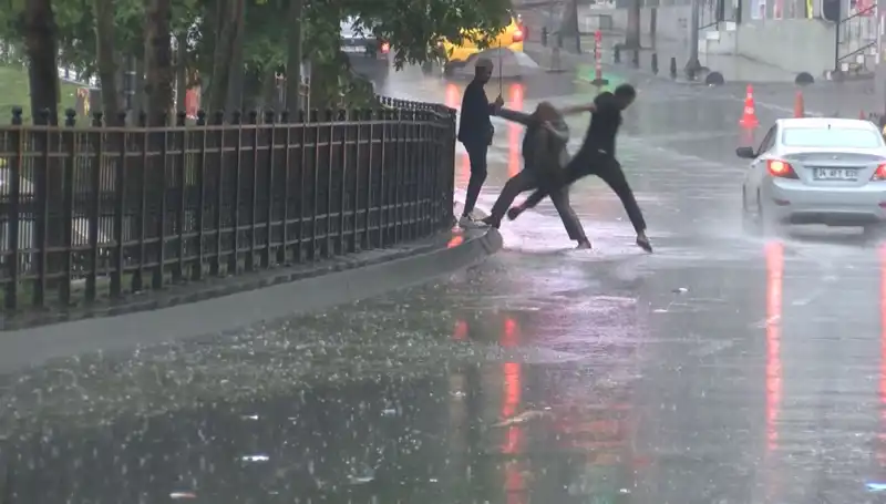 İstanbul ve İzmir'de Meteorolojiden Turuncu Kodlu Uyarı: Dikkat!