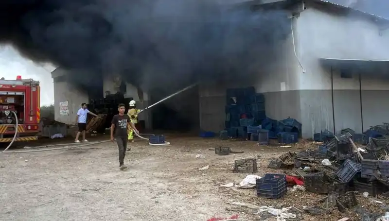 Plastik Kasa Deposunda Çıkan Yangın, Şehirde Korku Dolu Anlar Yaşattı