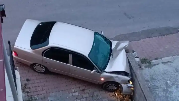 Kontrolsüz Sürücü Duvara Çarptı: Güvenlik Açıkları ve Sonuçları
