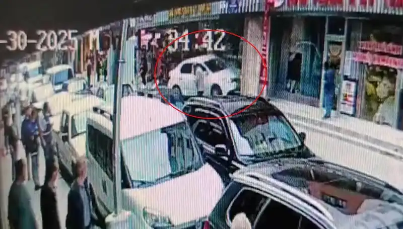 Alkollü Sürücü Mağazaya Daldı: İki Çocuğun Son Anda Kurtuluş Hikayesi