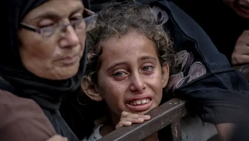 Gazze'de Acı Gerçek: İsrail Askerleri Yemekleri Toprağa Gömüyor