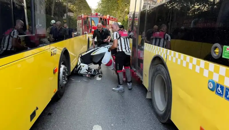 Motosiklet İETT Otobüslerinin Arasında Sıkıştı: Kaza Anı Ve Sonrası