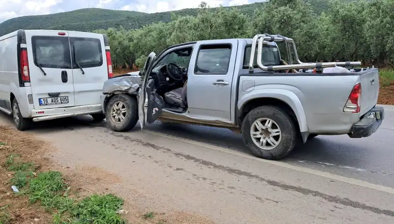 Bursa'da Kamyonet ve Minibüs Çarpıştı: İki Kişi Yaralandı
