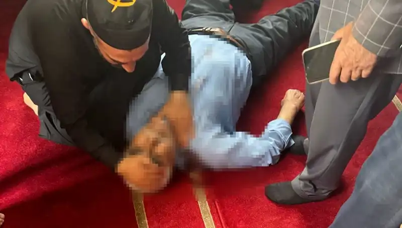 Camide Namaz Kılarken Bıçaklanan İmam Yüreklere Dokundu