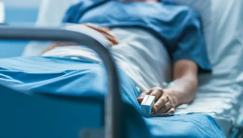 Mide Ağrısı Nedeniyle Gittiği Doktorun Yanında Hayatını Kaybetti