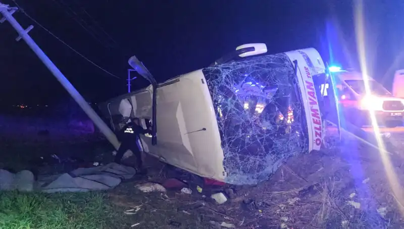 Van'da Otobüs Devrildi: 28 Kişi Yaralandı, Kaza Anı Gözler Önünde