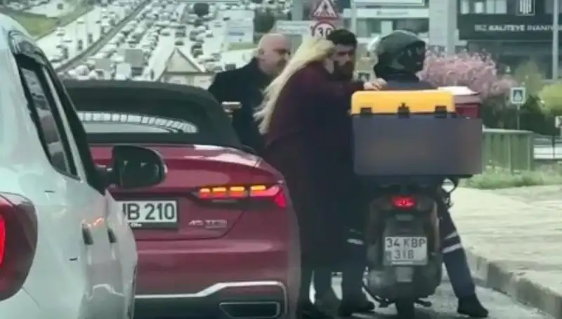 D-100 Karayolu'nda Silahlı Tartışma: Motokuryeye Korkunç Anlar!