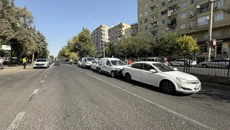Diyarbakır'da Feci Kaza! 5 Araç Birbirine Girdi, Yaralılar Var
