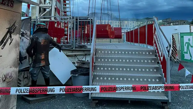 Dönen Salıncak Reklam Direklerine Çarpınca Facianın Eşiğinden Dönüldü