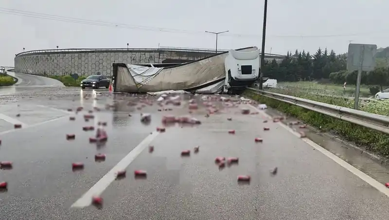 TIR Kaza Yaptı: Alkollü İçecekler Yolda Saçıldı