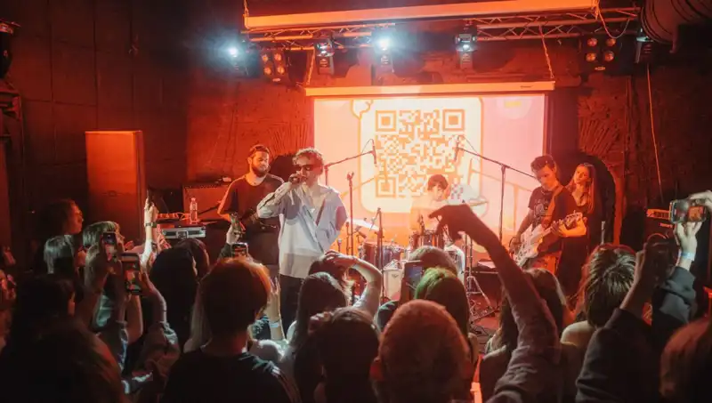 Savaş Ortamında Birbirinden Farklı Yaşam: Saldırı ve Konser Aynı Şehirde