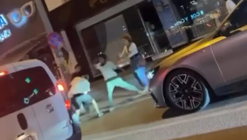 Cadde Boks Ringine Döndü: Yumruklar Havada, İki Taraf da Zorlu Bir Sınav Verdi!