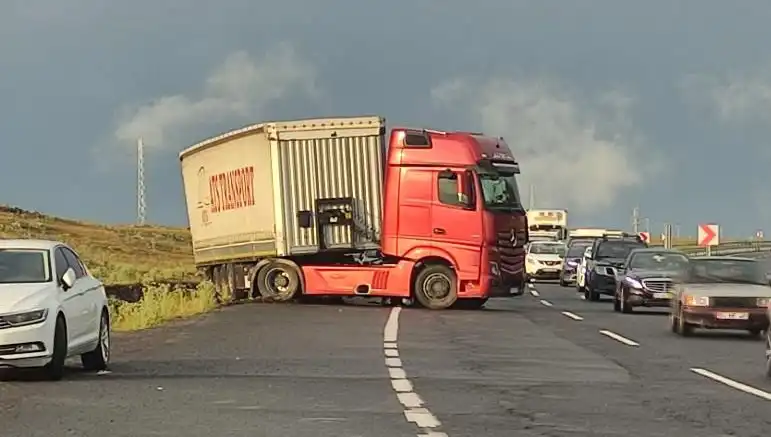 TIR Kaydı İçin Yol Kapandı: Uzun Araç Kuyrukları Sürücüleri Bekliyor
