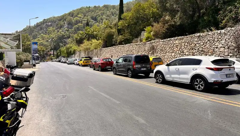 Fethiye-Ölüdeniz Yolunda Tatilcilerin Yoğunluğu: Üç Kilometrelik Kuyruk Beklentileri Zorluyor