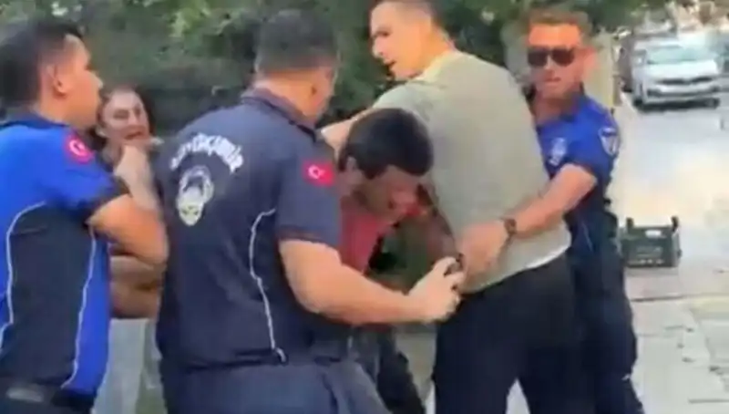 Seyyar Satıcıya Sokak Ortasında Zabıta Tarafından Sert Müdahale