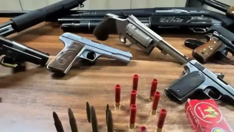İzmir’de Yasa Dışı Silah Ticareti Operasyonu: Emniyetten Sert Müdahale!