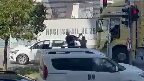 İstanbul Trafiğinde Dehşet Dolu Anlar: Çekiçli Saldırı Olayı