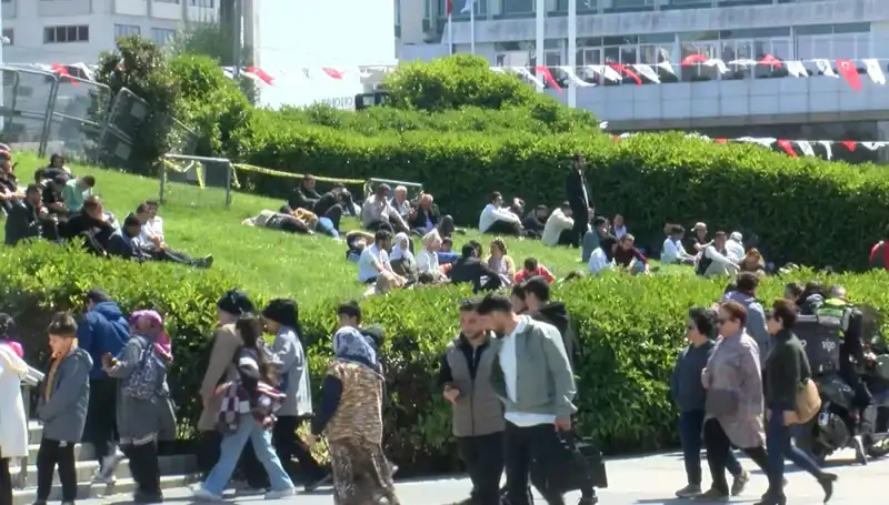 Taksim'de Deprem Yoğunluğu Artarken, Halk Ne Yapmalı?