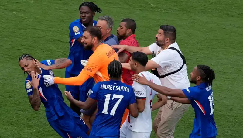 Dev Finalde Şok Gelişme: Teknik Direktörden Futbolcuya Yumruk Şoku