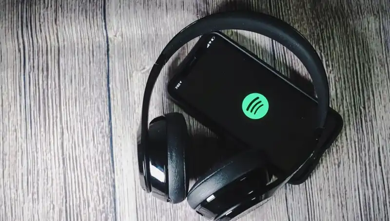 Yapay Zeka Tehlikesi Büyüyor: Spotify, Ölü Sanatçılar İçin Şarkılar Yayınlıyor!