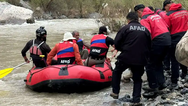 Zap Suyu'nda Mahsur Kalan 4 Kişi Kurtarıldı: Kurtarma Operasyonu Detayları