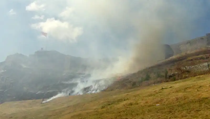Kars Kalesi Eteklerinde Yangın Paniği: Anız Yanıkları Korkuttu
