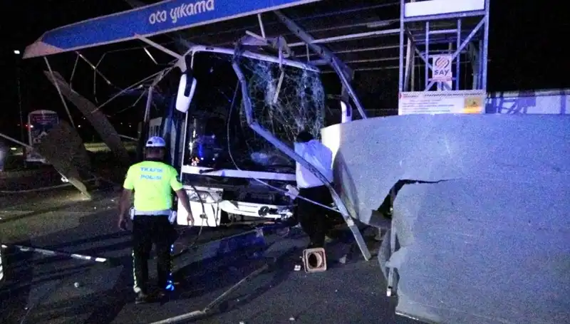 İzmir’de Şok Olay: Otobüs Oto Yıkama Yeriyle Çarpıştı, 8 Yaralı
