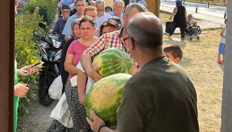 Tarladan Sofralara: Bedava Dağıtılan Hasat Sadece Gıda Değil, Umut da Var
