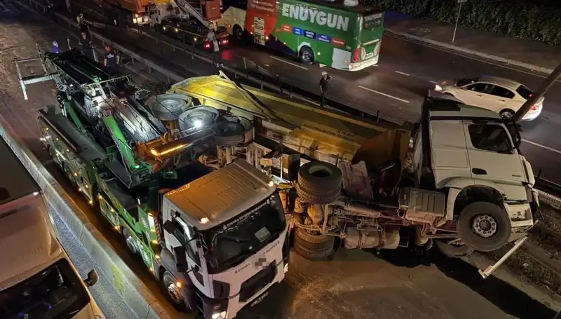 Devrilen Hafriyat Kamyonu Şehrin Trafiğini Felç Etti