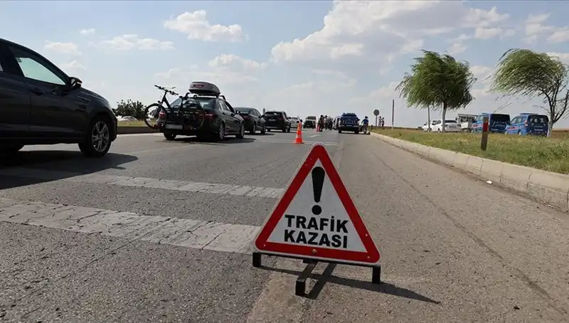 Adana'da Kamyon ve Otomobil Çarpıştı: Can Kaybı ve Yaralılar