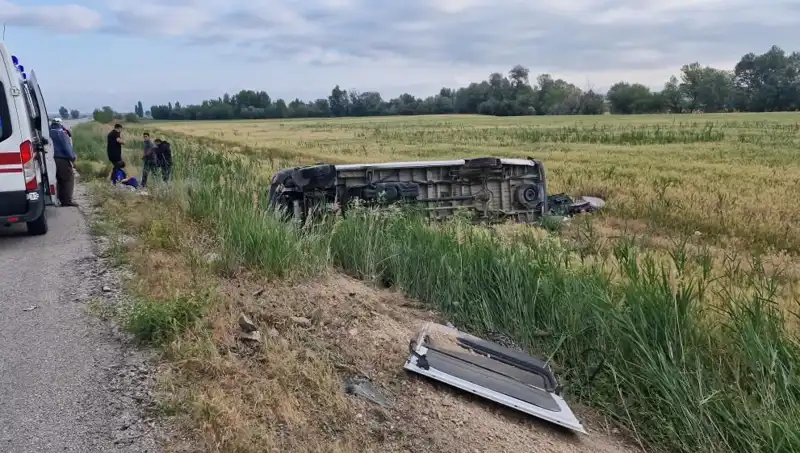 Düğün Yolu Faciası: Minibüs Devrildi, Çok Sayıda Yaralı Var!