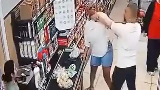 Çocuğunun Gözleri Önünde Kadına Saldıran Adam Marketin Kasa Sırasında Olay Çıkardı