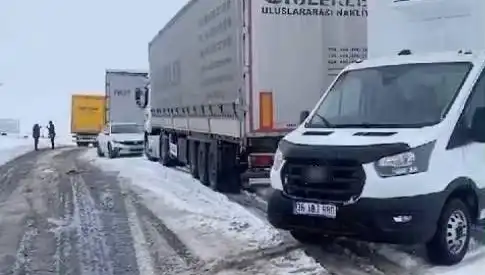 Kars-Ardahan Karayolu'nda Kar Yağışı Hayatı Felç Etti