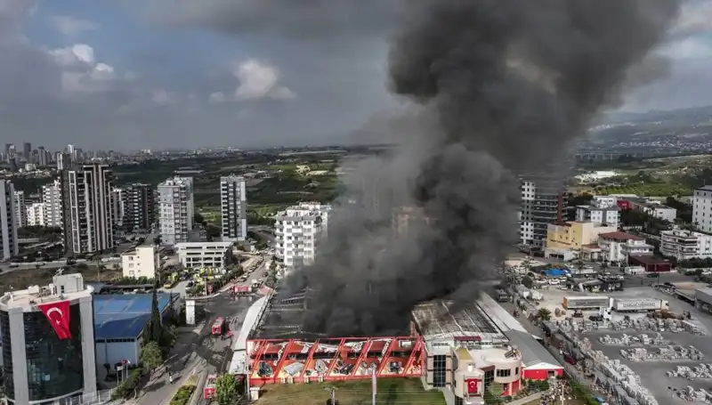 Mersin'de Fabrika Yangını: Büyüyen Alevlere TOMA da Müdahale Etti