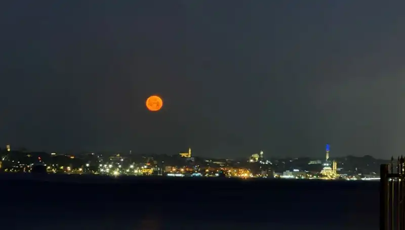 İstanbul'da Çilek Dolunayı: Şehir Işıklarına Karşı Eşsiz Bir Doğa Manzarası