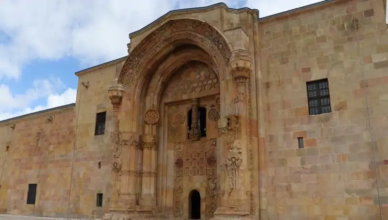Divriği Ulu Camii ve Darüşşifası Ziyaretçileri Büyülüyor: Kültürel Mirasın Eşsiz Güzelliği