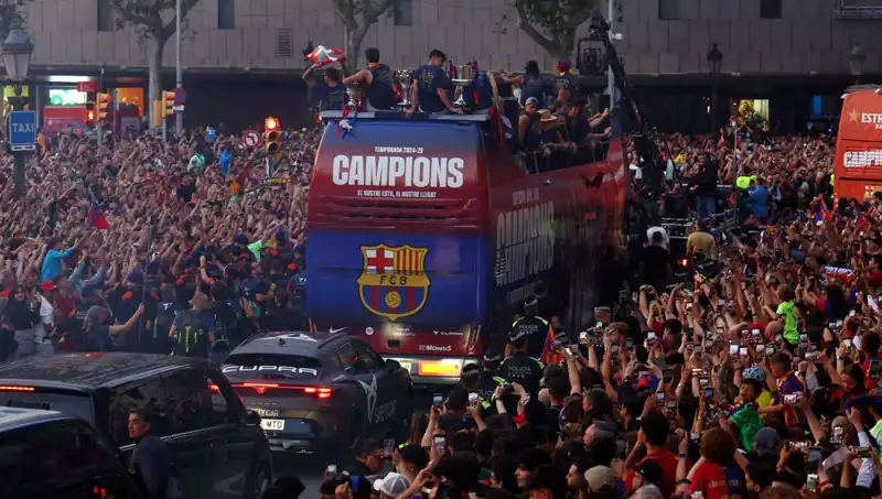 Barcelona Futbolcuları, Taraftarlarıyla Unutulmaz Bir Günü Paylaştı