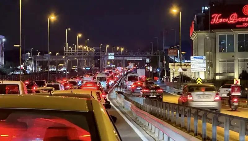 Yenibosna Metrobüs Yaya Üst Geçidi İçin Başlatılan Çalışmalar Hızla İlerliyor