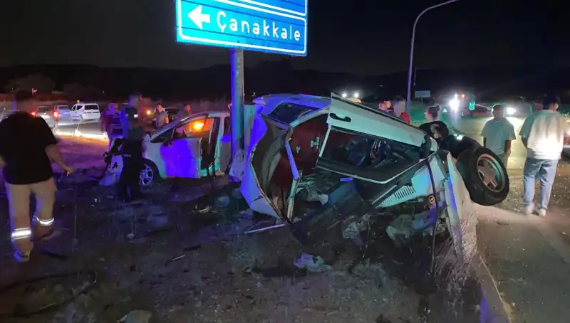 Çanakkale'de İki Otomobil Çarpıştı: Hayati Tehlike Taşıyan Yaralılar Bulunuyor