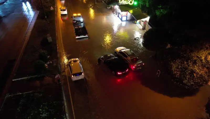 Adana'da Sağanak Yağış Hayatı Olumsuz Etkiledi: Cadde ve Yollar Sular Altında Kaldı