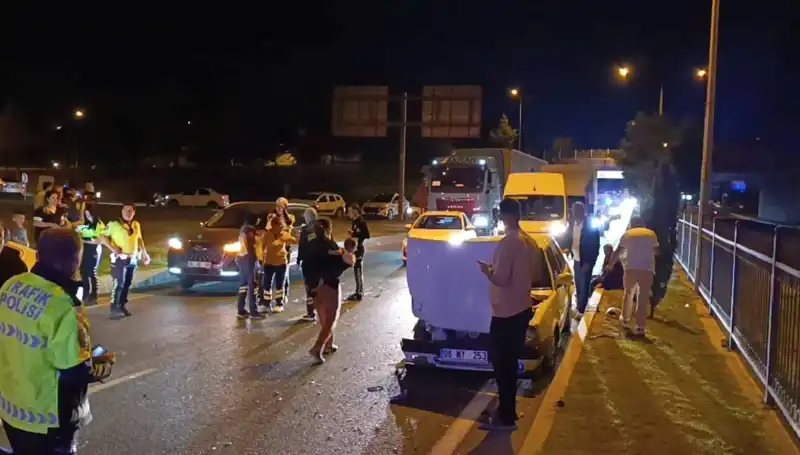 Otoyolda Şaşırtıcı Geri Dönüş Kazası: İkisi Çocuk Dört Yaralı