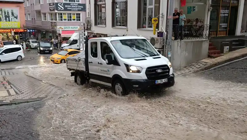 Sağanak Yağışlar 10 Dakikada Şehri Suya Gömüp Kaosu Beraberinde Getirdi