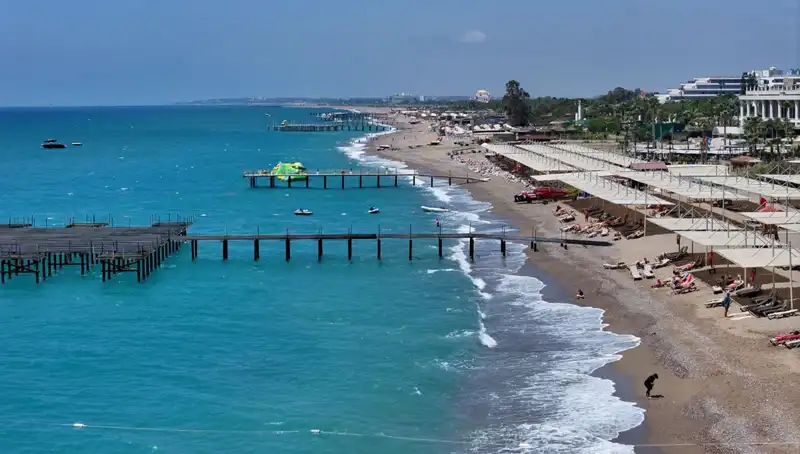 Antalya Sahillerinde Güneşli Havalar Devam Ediyor: Tatilciler İçin Fırsatlar